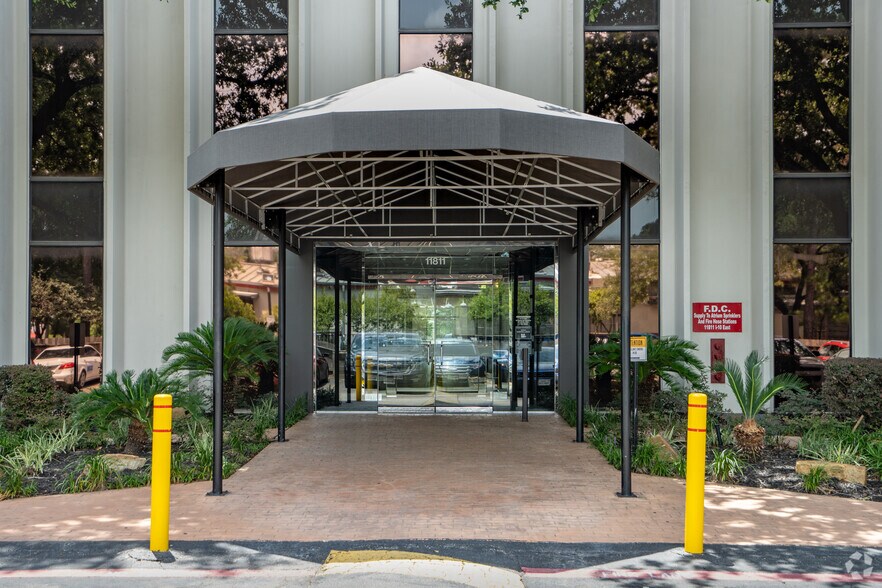 11811 East Fwy, Houston, TX à louer - Photo du bâtiment - Image 3 de 5