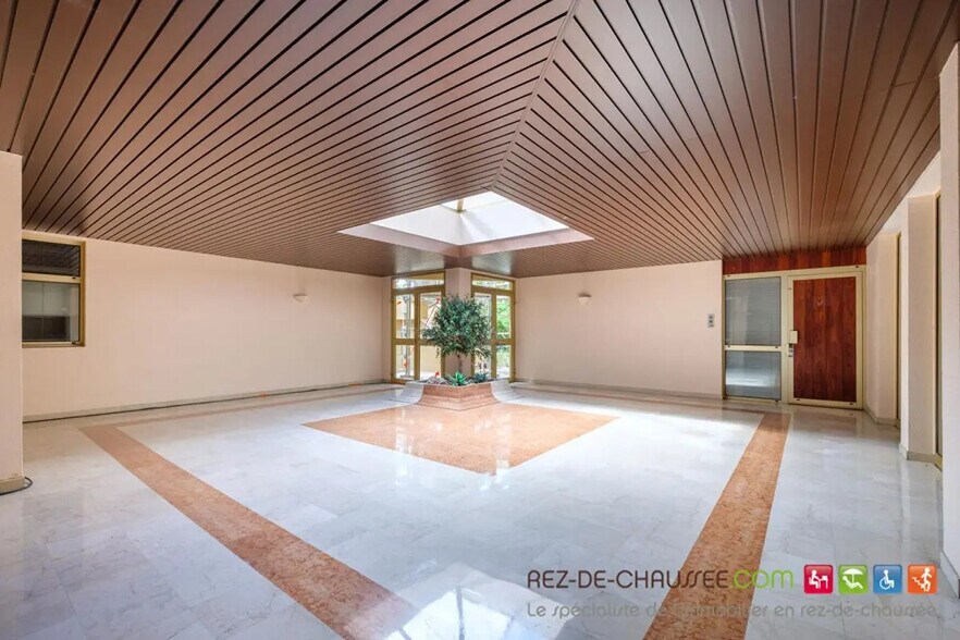 Office in Lyon for sale - Building Photo - Image 1 of 10