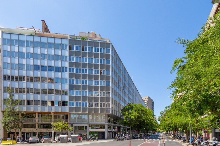 Office in Barcelona, Barcelona for lease - Building Photo - Image 3 of 3