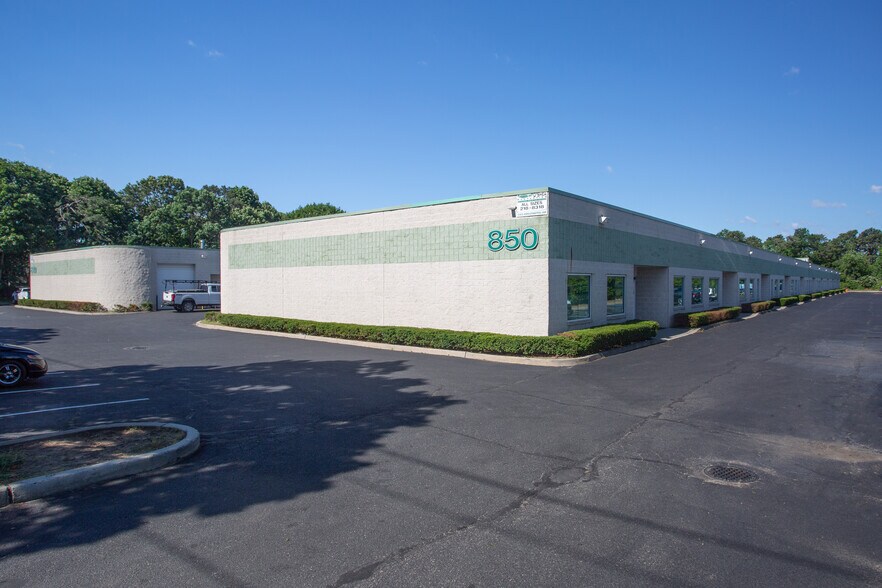 850 Lincoln Ave, Bohemia, NY à louer - Photo du bâtiment - Image 2 de 11
