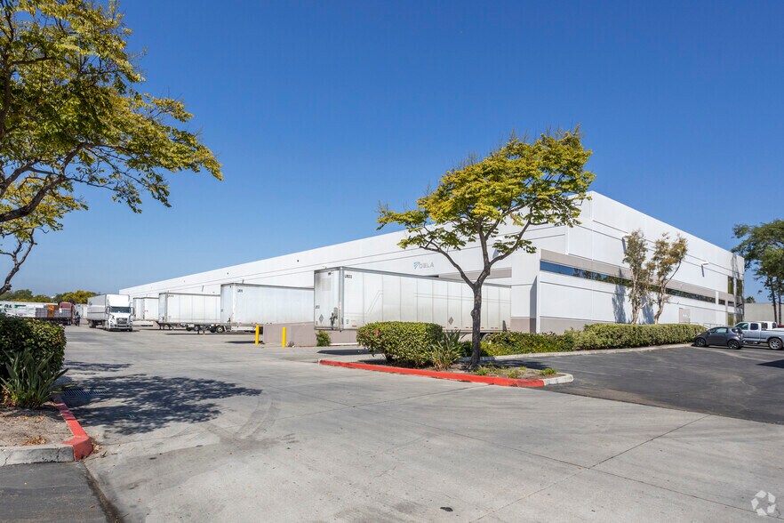 9654 Siempre Viva Rd, San Diego, CA à louer - Photo du bâtiment - Image 3 de 4