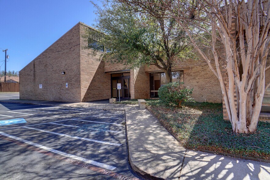 425 Westpark Way, Euless, TX à louer - Photo du bâtiment - Image 3 de 15