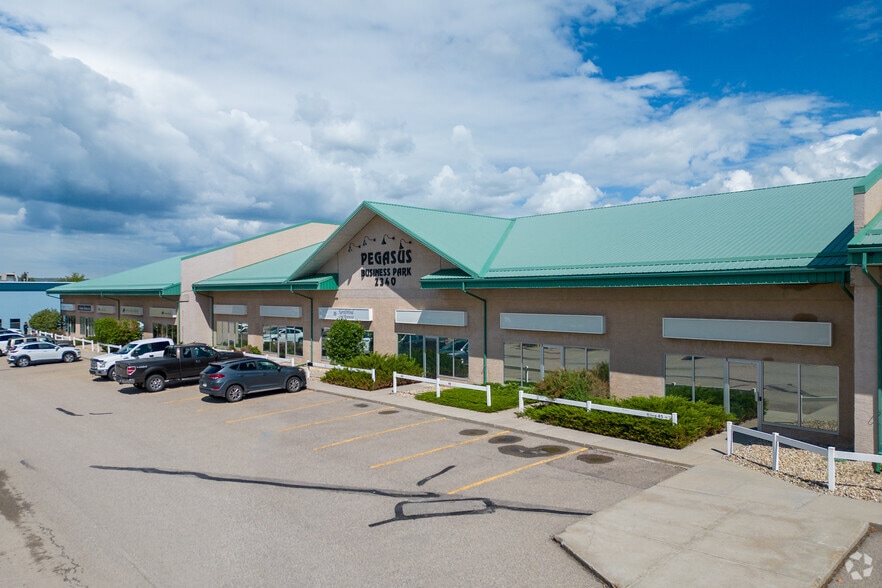 2340 Pegasus Way NE, Calgary, AB à vendre - Photo du bâtiment - Image 2 de 8