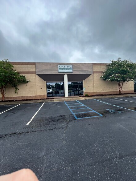 1110 W Butler Rd, Greenville, SC à louer - Photo du bâtiment - Image 1 de 2