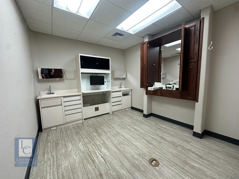 900 N Tyler Rd, Wichita, KS à louer - Photo du bâtiment - Image 2 de 7