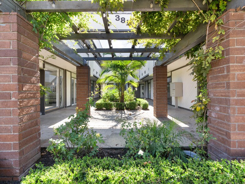 3810 Pacific Coast Hwy, Torrance, CA à louer - Photo du bâtiment - Image 3 de 16