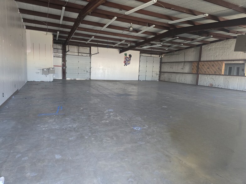 124 Gross Rd, Mesquite, TX for lease - Interior Photo - Image 2 of 8