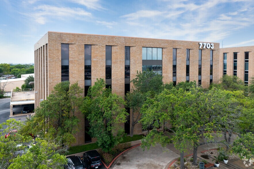 7703 N Lamar Blvd, Austin, TX à vendre - Photo du bâtiment - Image 2 de 12
