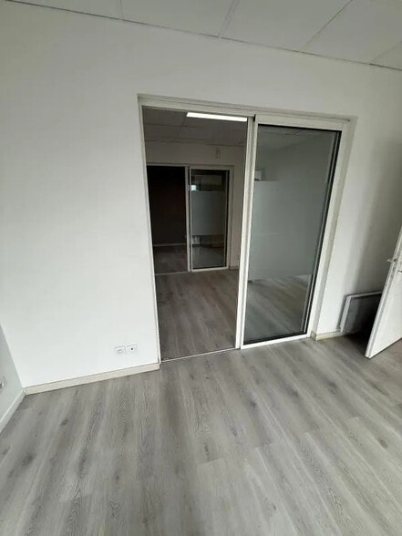 Flex in Sainte-Eulalie for lease - Interior Photo - Image 2 of 3