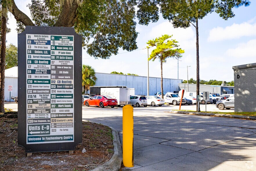 501 S Falkenburg Rd, Tampa, FL à louer - Photo du bâtiment - Image 3 de 11