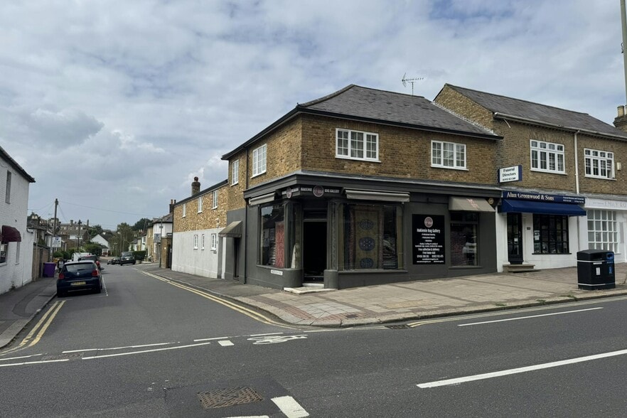 130 Oatlands Dr, Weybridge for sale - Interior Photo - Image 3 of 6