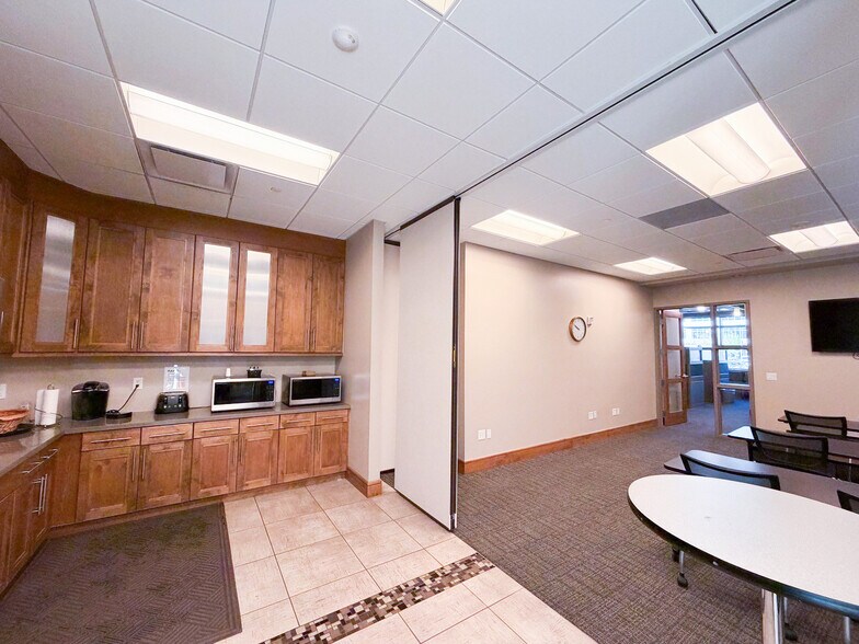 4956 N 300 W, Provo, UT à vendre - Photo du bâtiment - Image 3 de 10