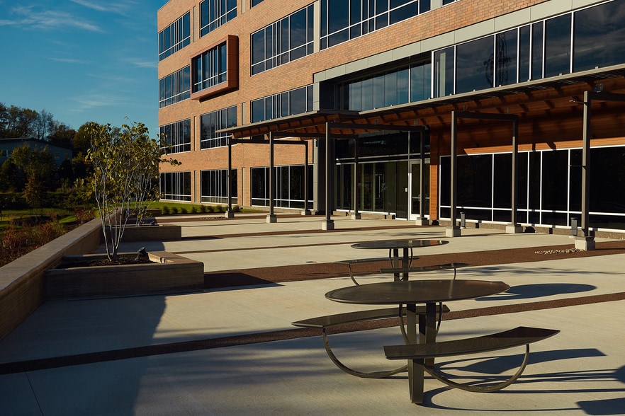 44 Abele Rd, Bridgeville, PA à louer - Photo du bâtiment - Image 2 de 9