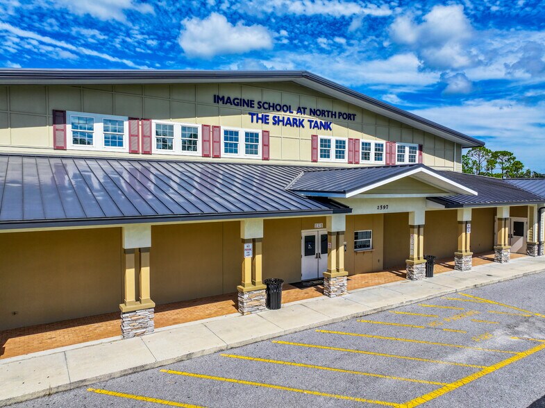 2597 Sycamore St, North Port, FL à vendre - Photo du bâtiment - Image 2 de 14