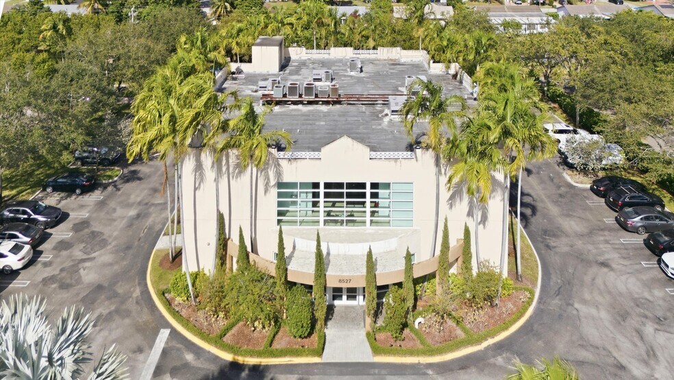 8527 Pines Blvd, Pembroke Pines, FL à vendre - Photo du bâtiment - Image 2 de 60