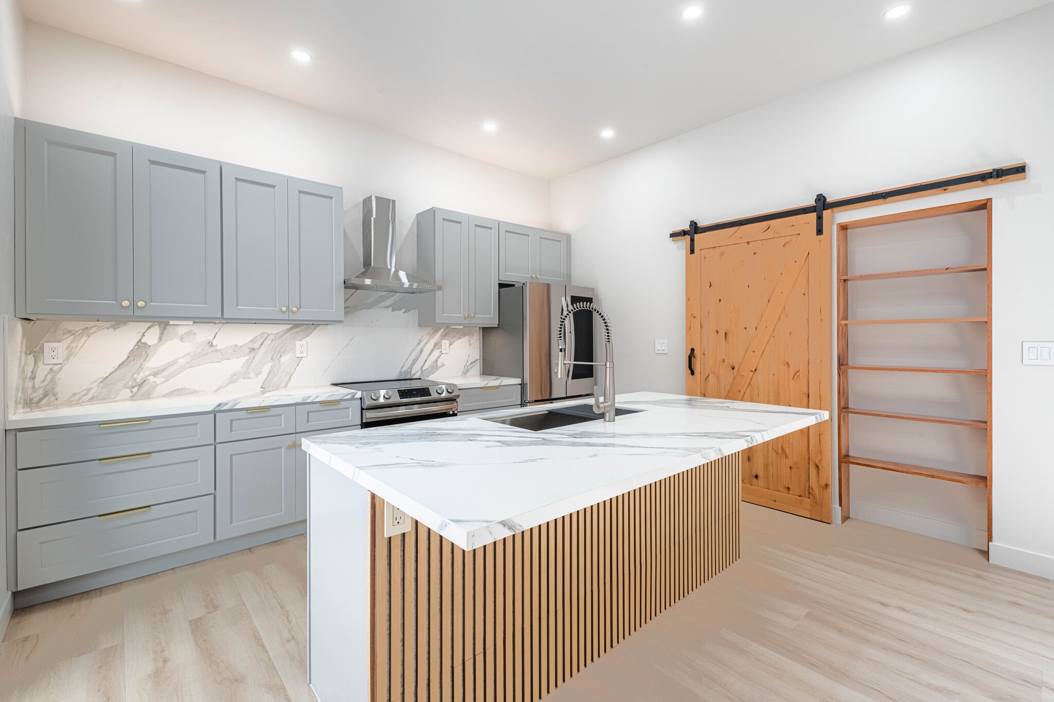 987 Harcourt Ave, Seaside, CA for sale Primary Photo- Image 1 of 46