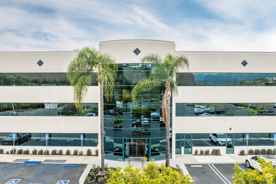 20532 El Toro Rd, Mission Viejo, CA à vendre - Photo du bâtiment - Image 3 de 25