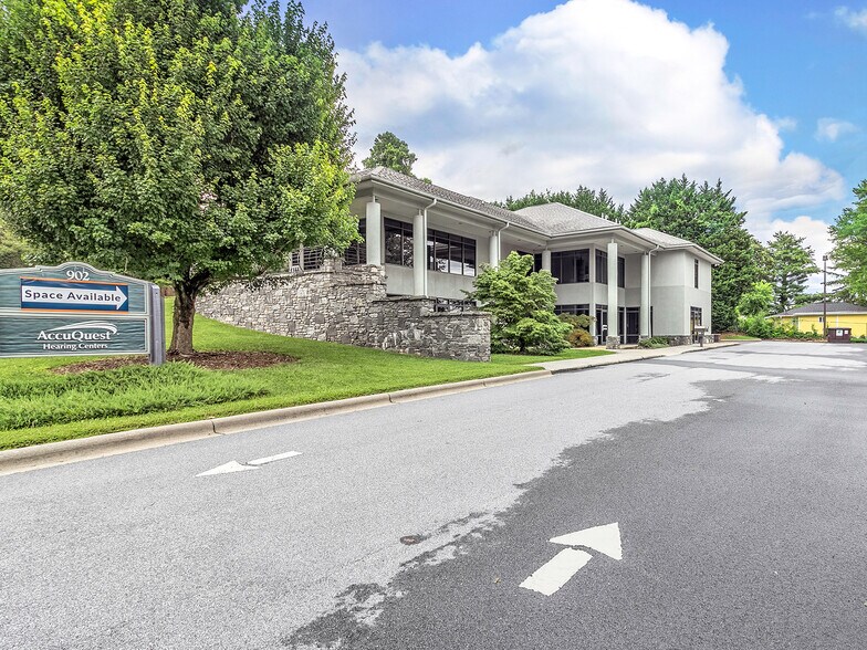 902 Fleming St, Hendersonville, NC à louer - Photo du bâtiment - Image 3 de 7