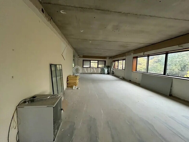 Flex in Champs-sur-Marne for lease - Interior Photo - Image 2 of 7