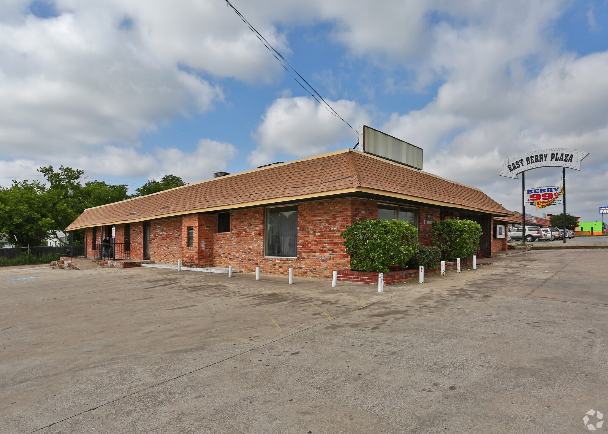 944 E Berry St, Fort Worth, TX for lease Building Photo- Image 1 of 5