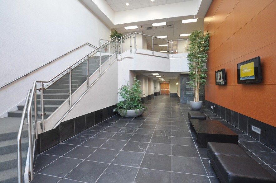 39475 W 13 Mile Rd, Novi, MI à louer - Photo intérieure - Image 2 de 12