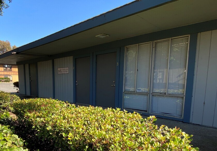 2454 Stanwell Dr, Concord, CA à louer - Photo du bâtiment - Image 3 de 4