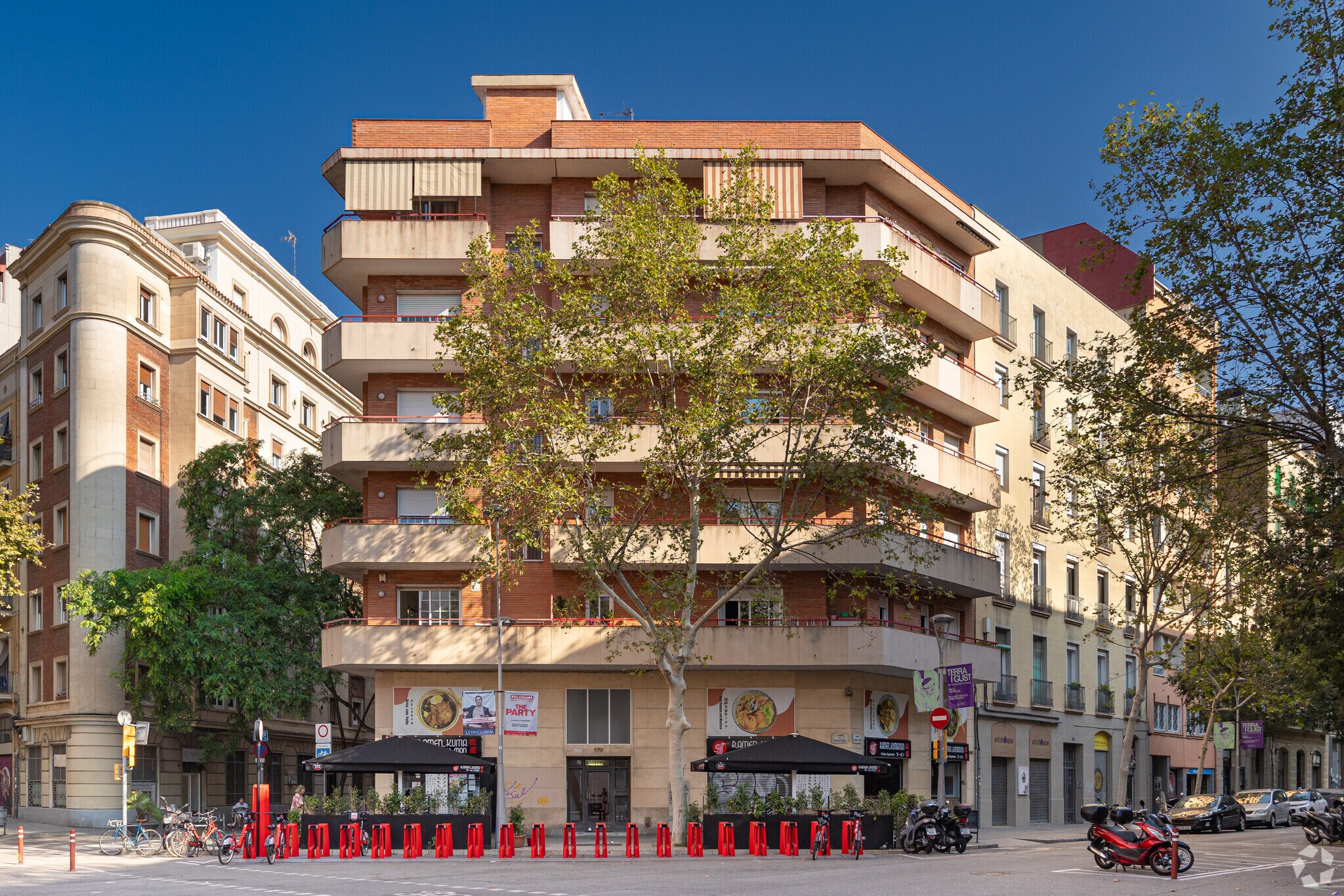 Retail in Barcelona, Barcelona for lease Primary Photo- Image 1 of 3