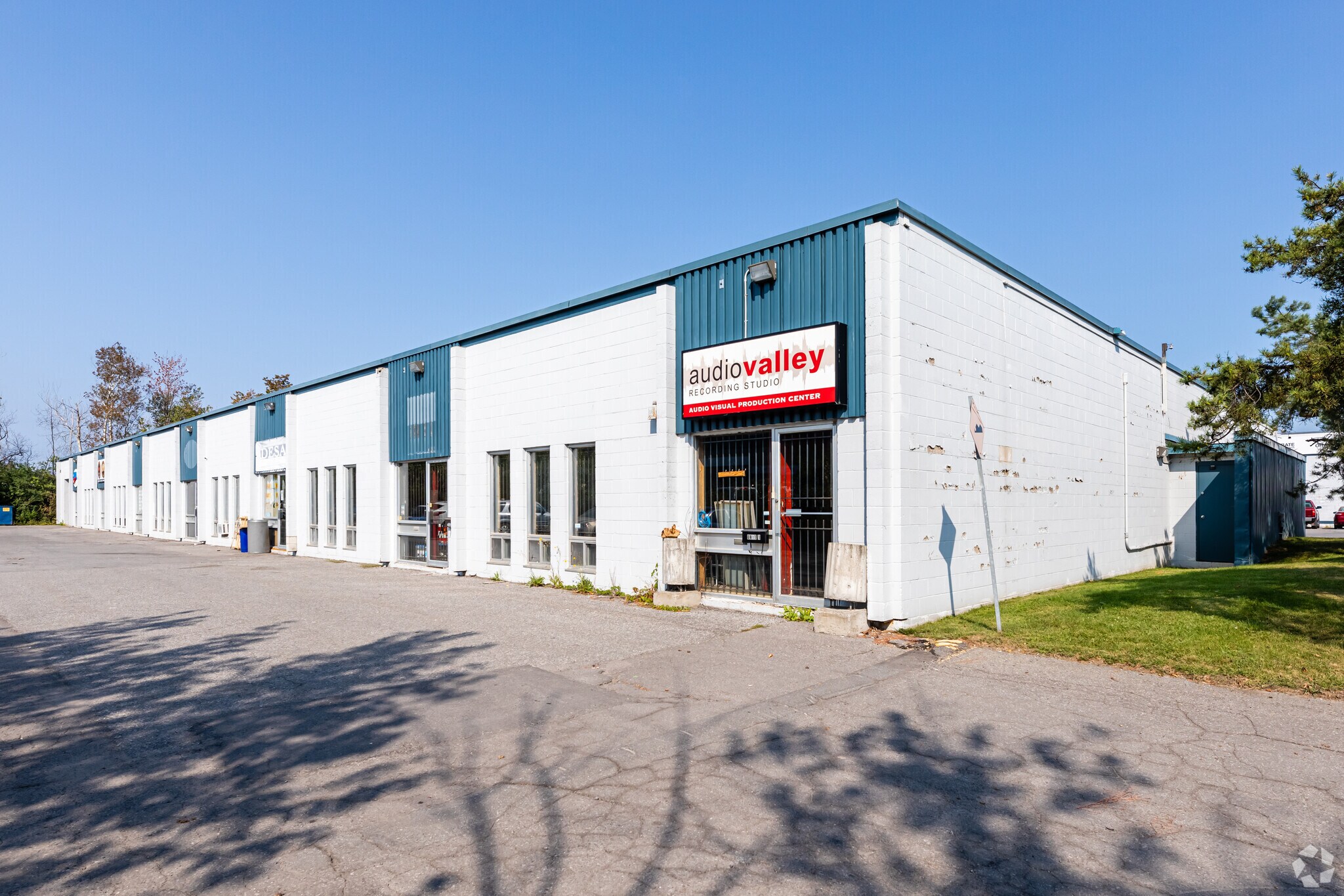 1570 Liverpool Ct, Ottawa, ON for sale Primary Photo- Image 1 of 1