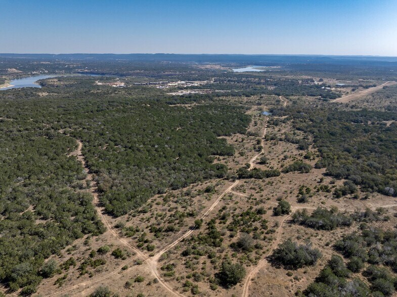 1033 Flying X Rd, Spicewood, TX à vendre - Photo du bâtiment - Image 1 de 46