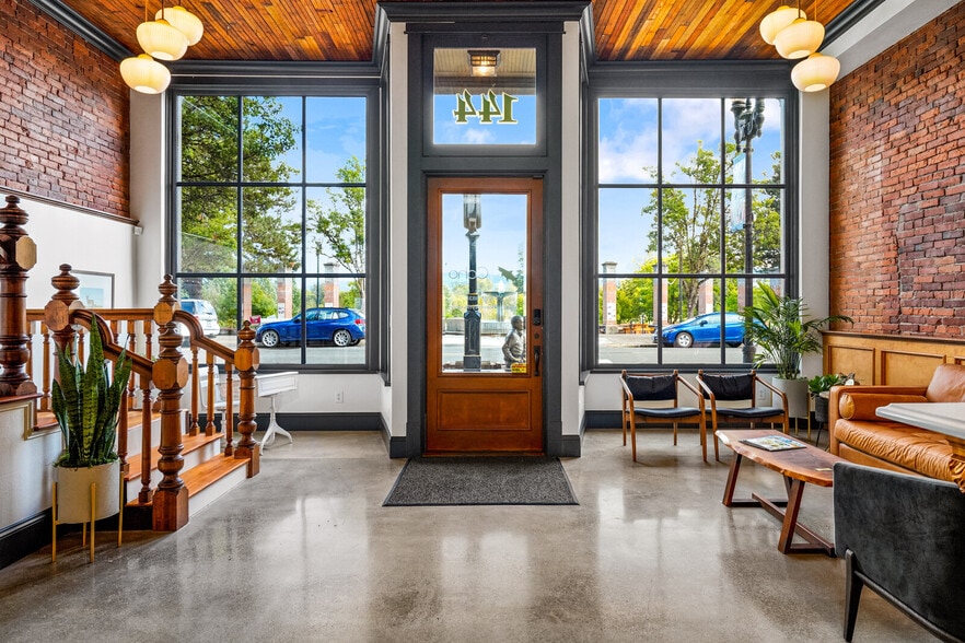 144 S Main St, Independence, OR à vendre - Photo du bâtiment - Image 2 de 39