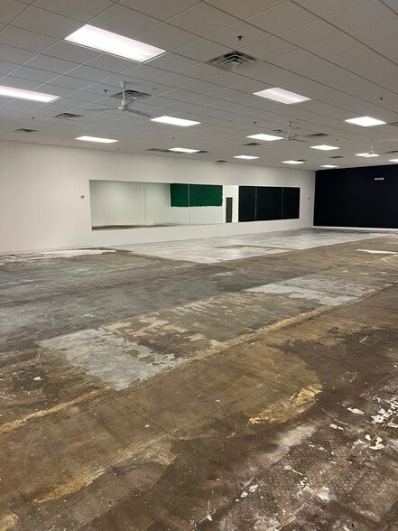 5101-5125 S 36th St, Omaha, NE for lease - Building Photo - Image 3 of 11