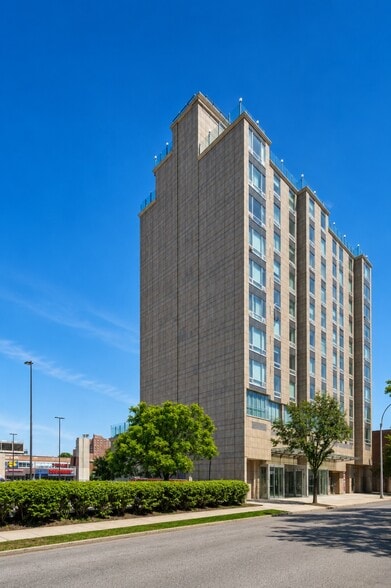 61-27 186th St, Fresh Meadows, NY à vendre - Photo du bâtiment - Image 2 de 11