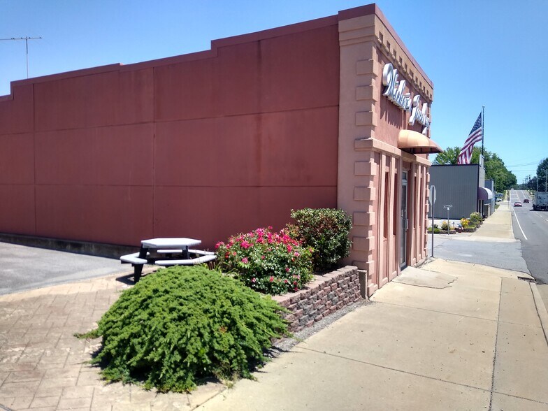 301 W Broadway, Steeleville, IL à vendre - Photo du bâtiment - Image 2 de 12