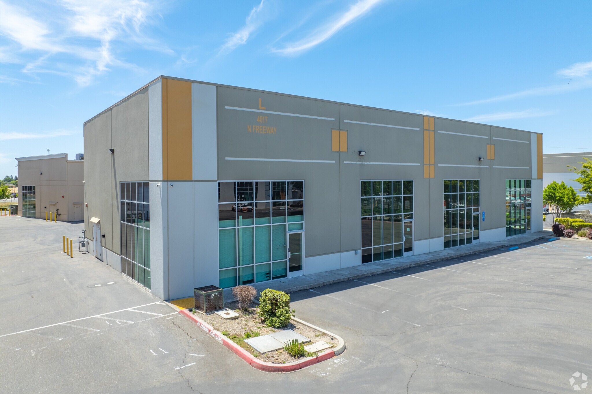 4017 N Freeway Blvd, Sacramento, CA à louer Photo principale- Image 1 de 10