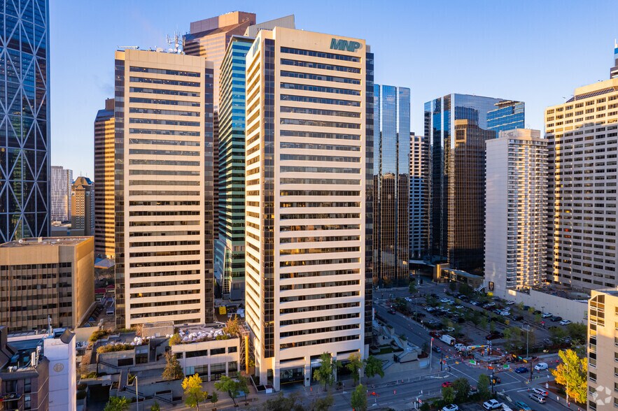 140 4 Av SW, Calgary, AB à louer - Photo du bâtiment - Image 3 de 11