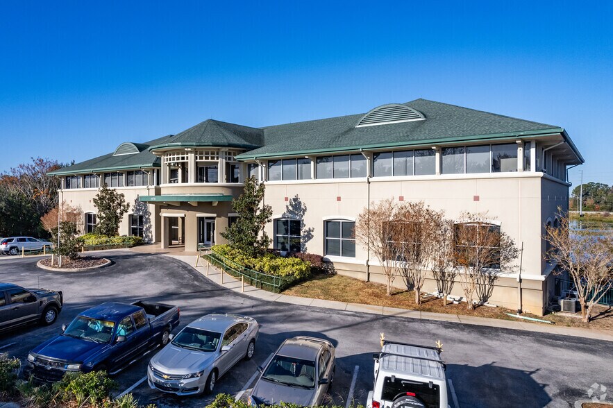 1879 Nightingale Ln, Tavares, FL à vendre - Photo du bâtiment - Image 2 de 10