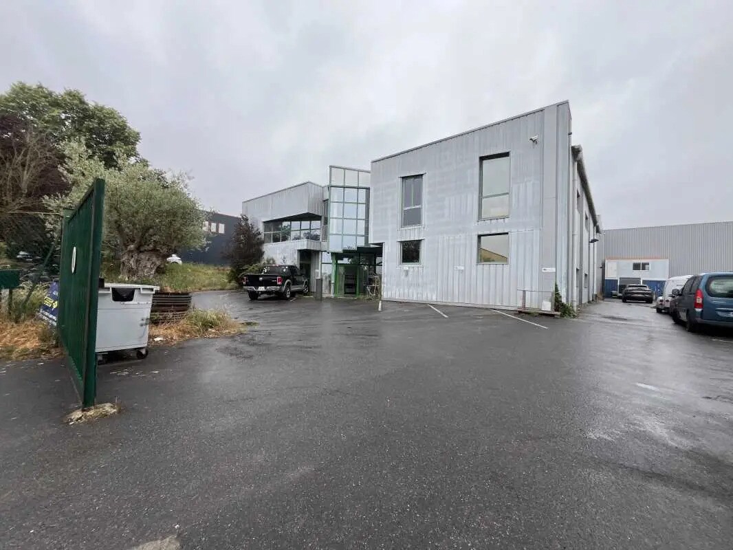 Flex in Linas for sale Building Photo- Image 1 of 12