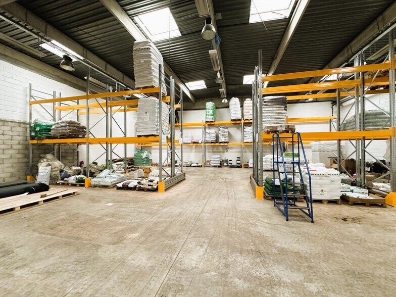 Flex in Palaiseau for lease - Interior Photo - Image 3 of 10
