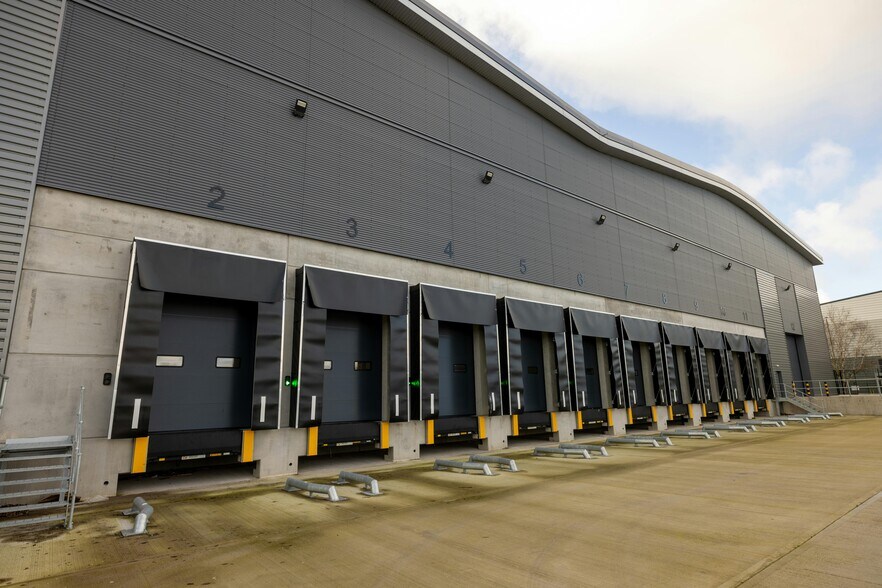 Acornfield Rd, Liverpool à louer - Photo du bâtiment - Image 3 de 8