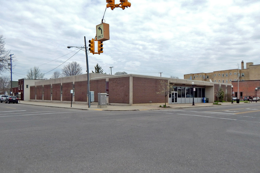 166 Oak St, Wyandotte, MI for sale - Building Photo - Image 1 of 1