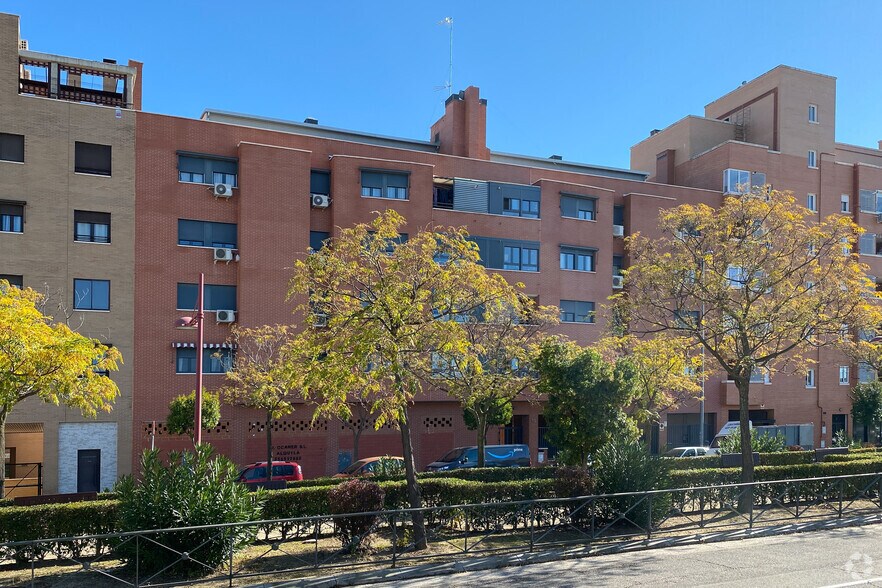 Avenida de la Universidad, 13, Fuenlabrada, Madrid à louer - Photo du bâtiment - Image 2 de 2