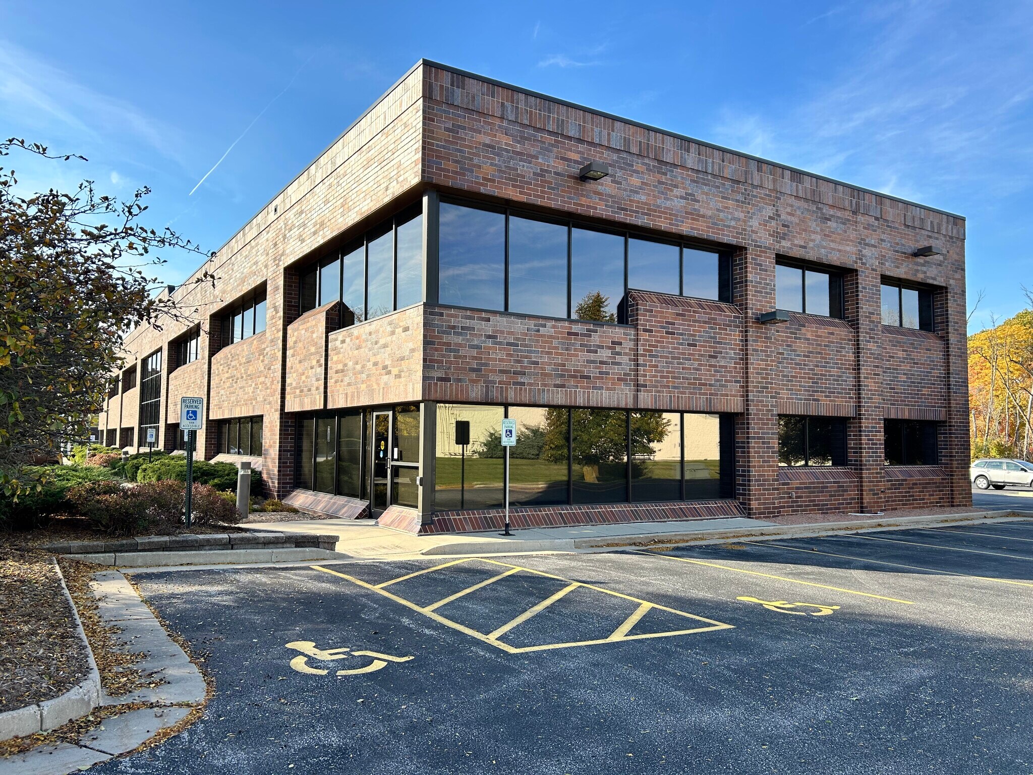 W239N1812 Rockwood Dr, Waukesha, WI à louer Photo du bâtiment- Image 1 de 5