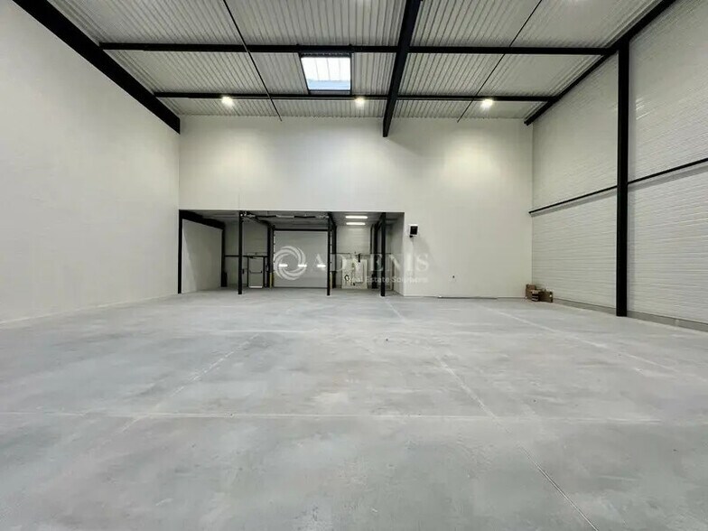 Flex in Osny for lease - Interior Photo - Image 2 of 12