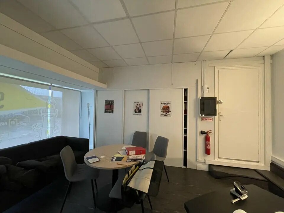 Retail in Lorient for lease Primary Photo- Image 1 of 8