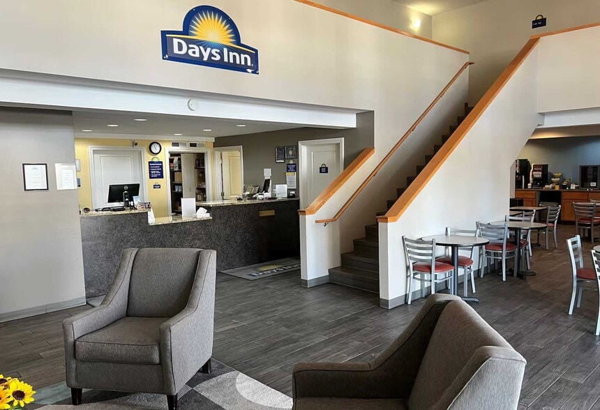 3205 Vine St, Hays, KS for sale - Lobby - Image 3 of 10