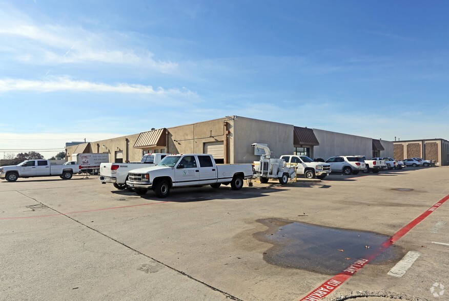 1300 Summit Ave, Plano, TX for lease - Primary Photo - Image 1 of 9