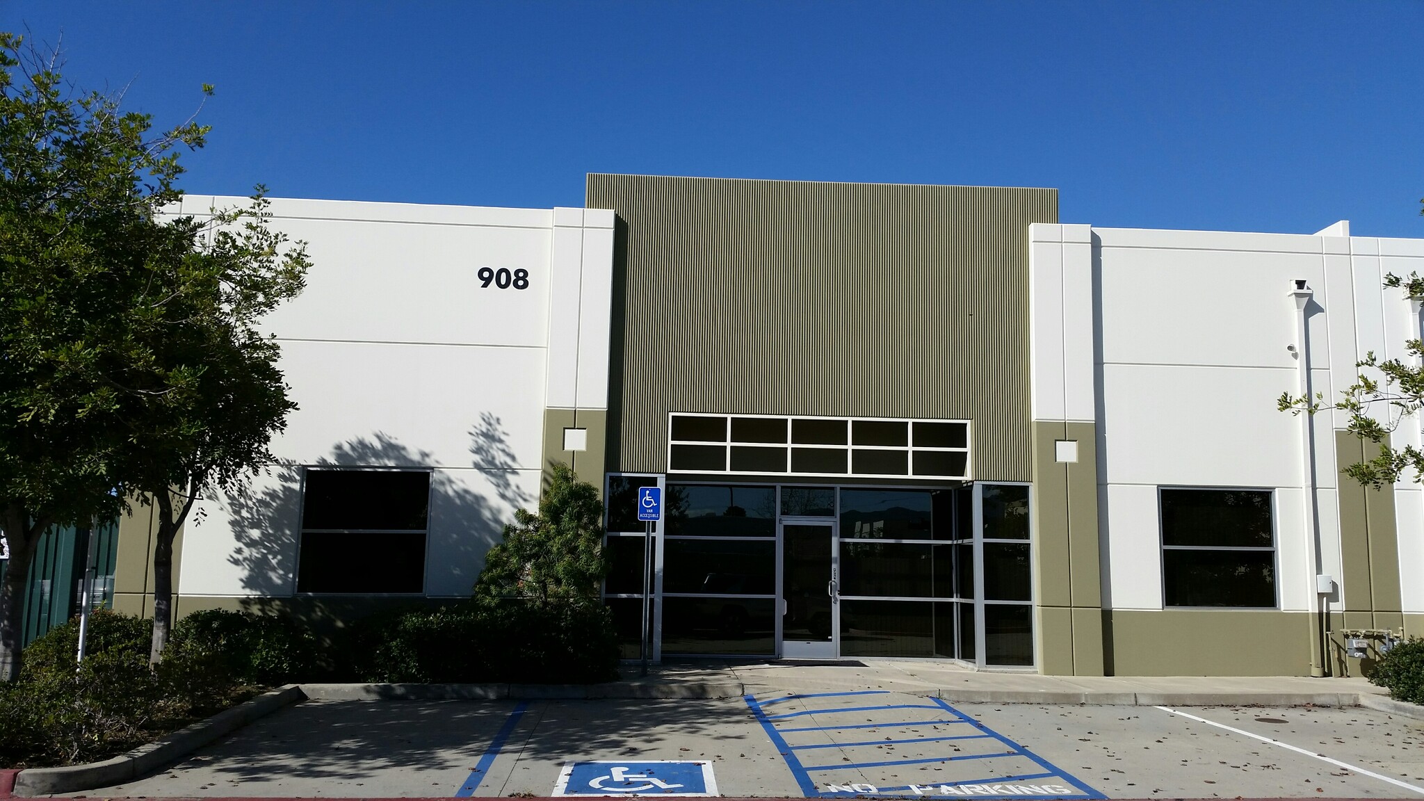 908 W 10th St, Azusa, CA for lease Building Photo- Image 1 of 2