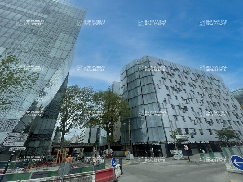 Office in Lyon for lease - Building Photo - Image 3 of 46