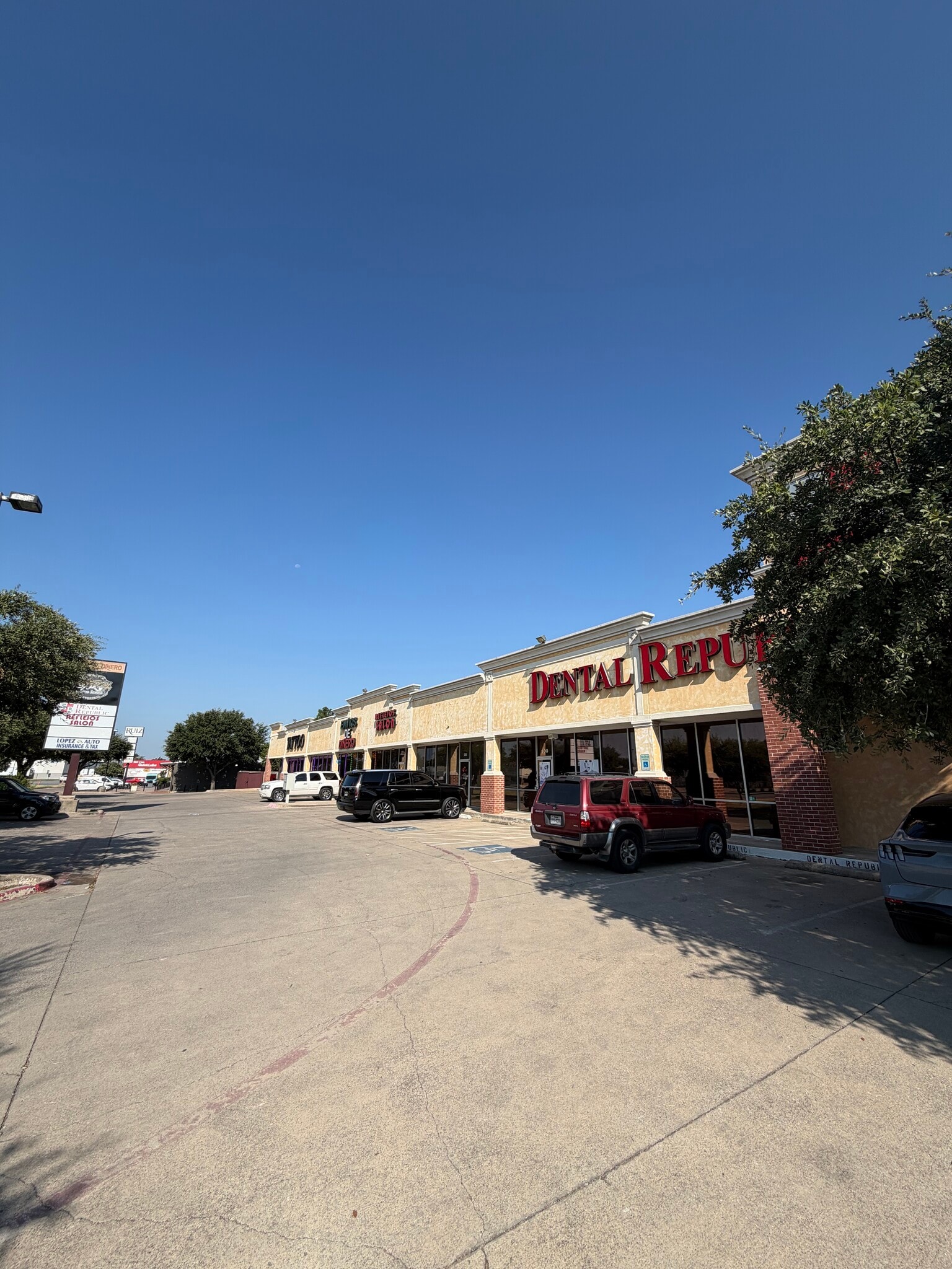 3211 W Northwest Hwy, Dallas, TX for lease Building Photo- Image 1 of 11