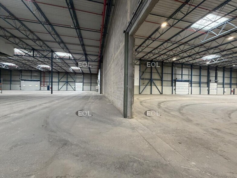 Industrial in Marignane for lease - Interior Photo - Image 2 of 8